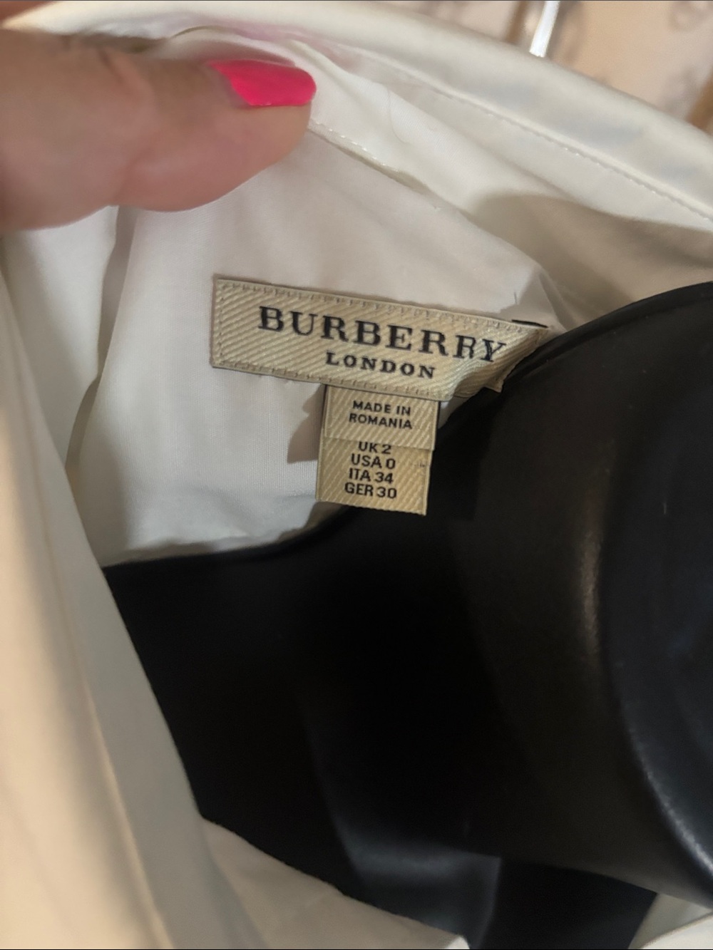 Burberry Classic White Women's Button-Down Shirt - Picture 3 of 5
